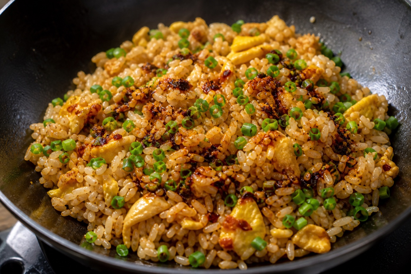 Supersnelle eggs fried rice met crispy chili oil