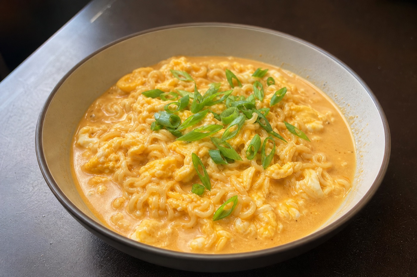 Snelle pinda-ramen van instant noodles
